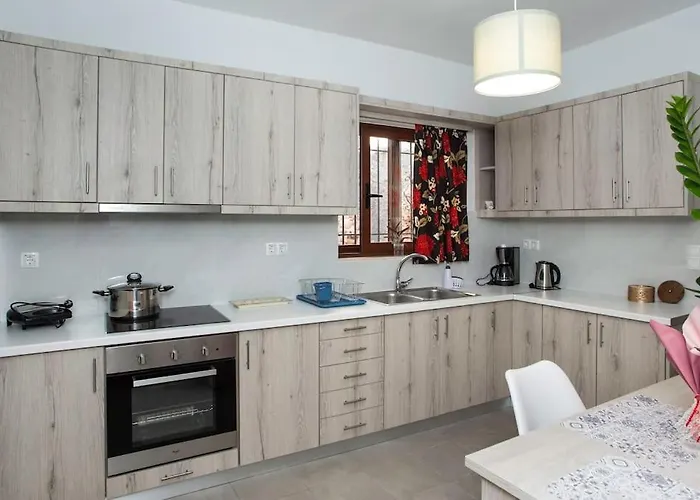 Kalliston House With A Yard La Canea