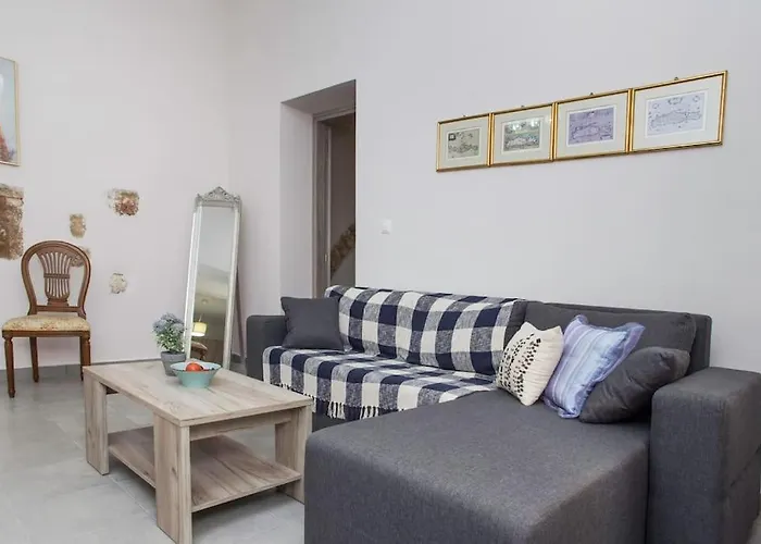 Kalliston House With A Yard Hébergement de vacances La Canée